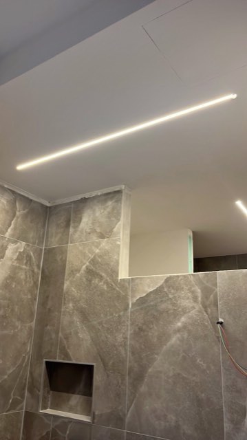 Profilo LED lineare in bagno