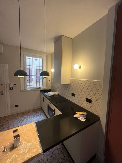 Penisola della cucina con lampade a sospensione