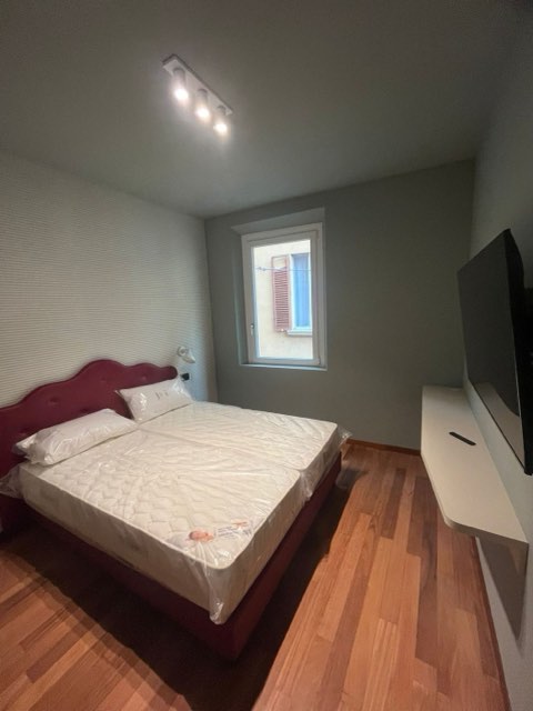 Camera da letto con binario e faretti orientabili