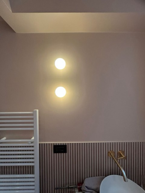 Bagno con applique a parete