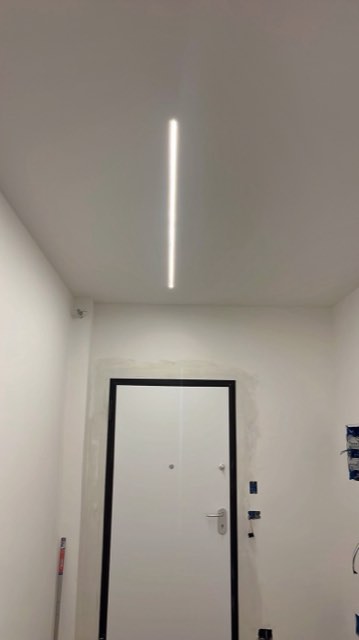 Ingresso con profilo LED a soffitto