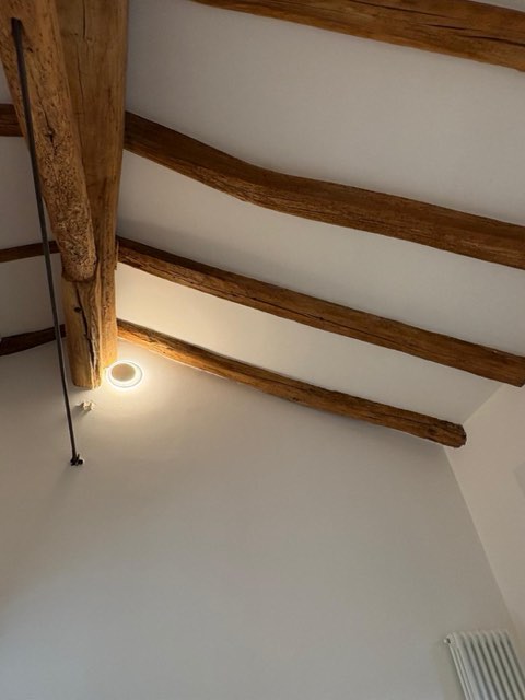 Luce d'accento sulle travi in legno