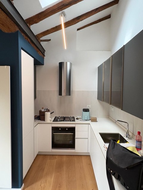 Cucina con lampada lineare LED a sospensione