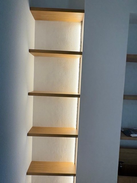 Libreria in nicchia con illuminazione LED integrata