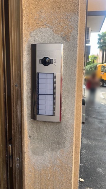 Nuova pulsantiera videocitofonica BTicino all'ingresso di un condominio