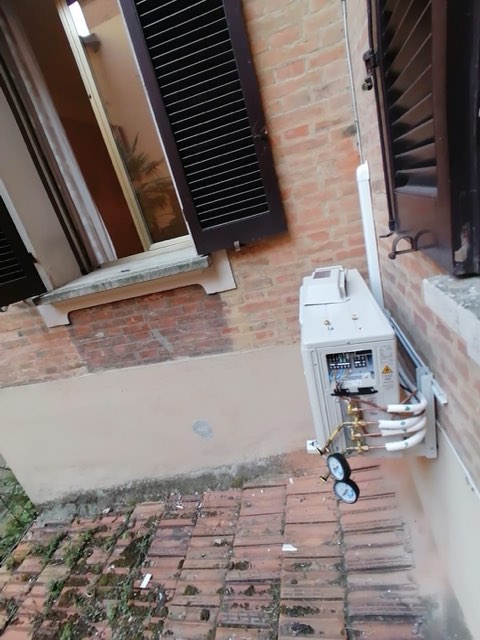 Unità esterna con tubazioni ordinate