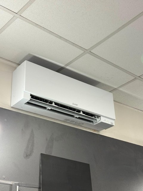 Climatizzatore split a parete in ufficio