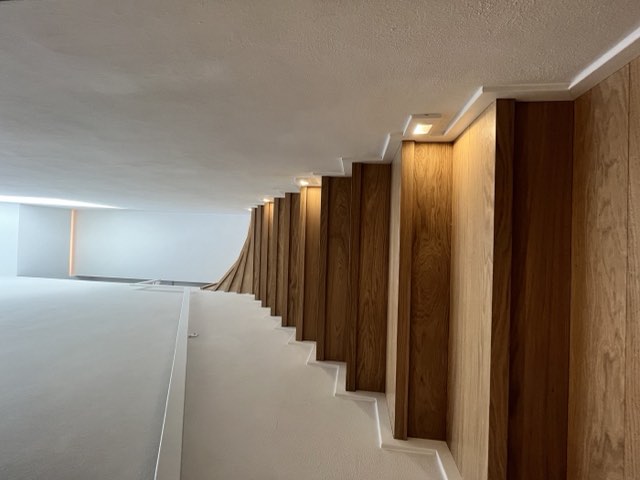 Scala in legno con segnapasso LED