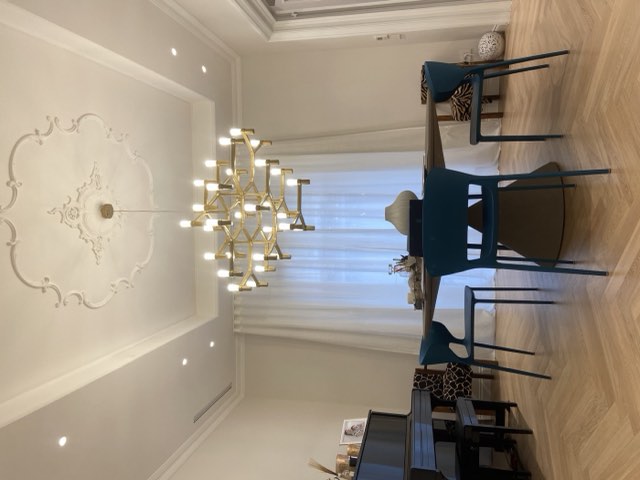 Zona pranzo con lampadario