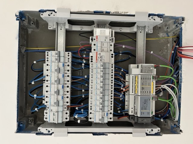 Quadro con protezioni e contattori